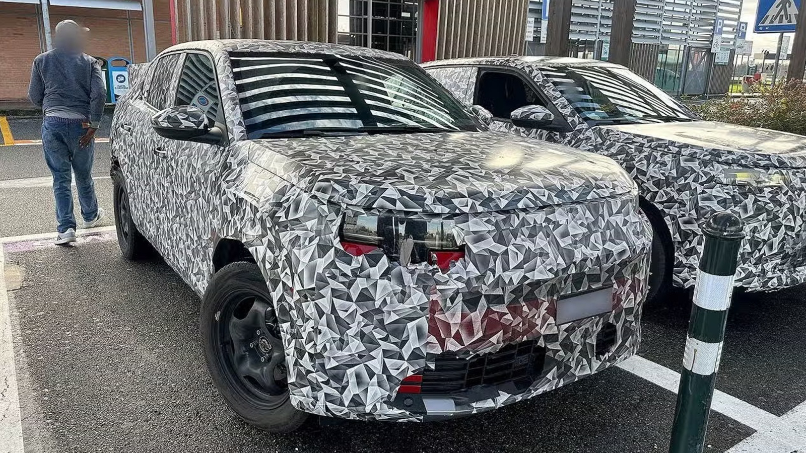 Το Fiat Grande Panda Fastback εντοπίστηκε ξανά πριν το ντεμπούτο του 